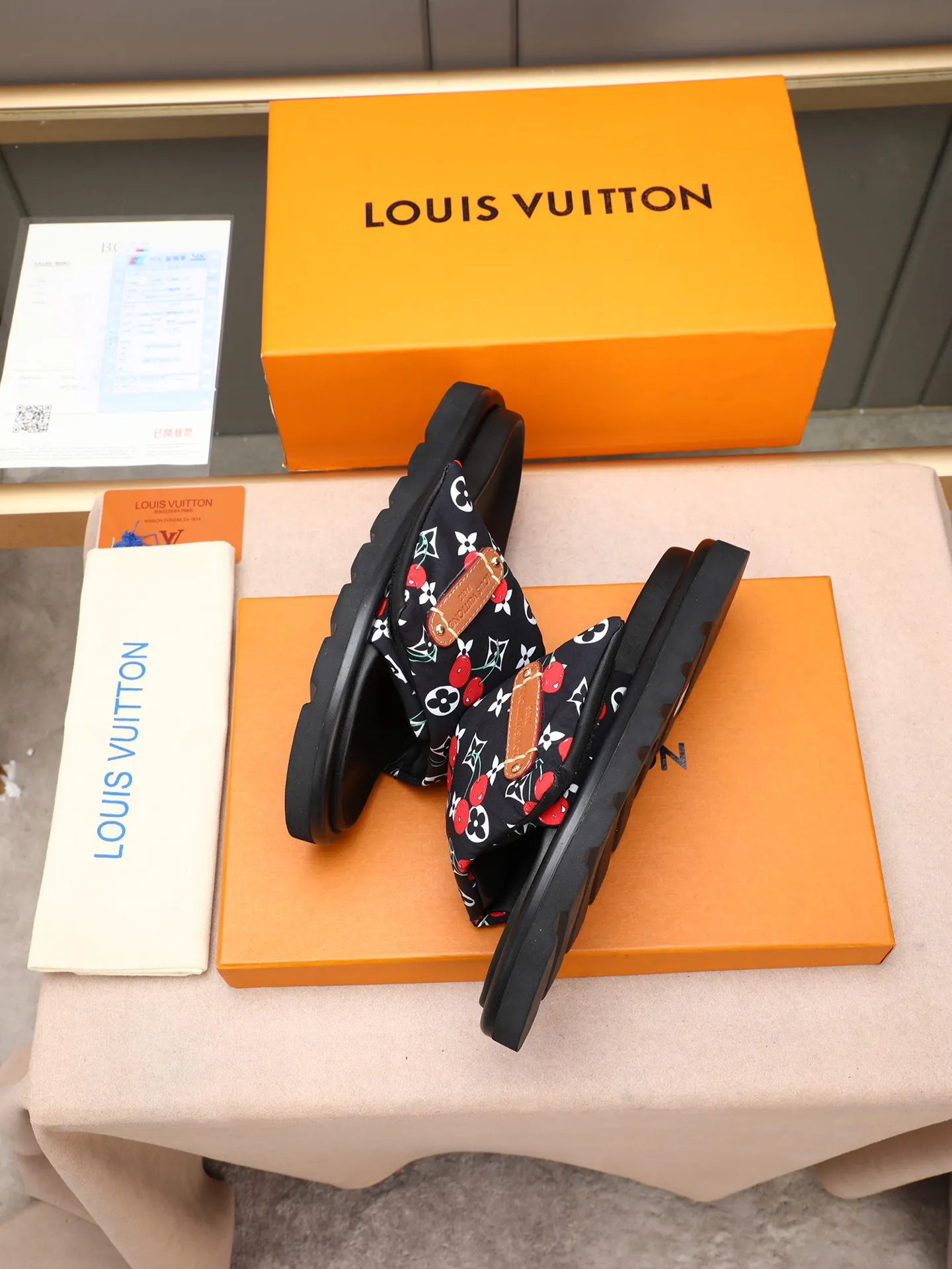 PP360 [LOUIS VUITTON] Louis Vuitton, LV printing, men's and women's slippers are on the market. The drawer box packaging comes with a cloth bag and a card. The upper pattern looks very soft and waxy, and it is a super versatile leg slimming tool. Fabric: imported denim/canvas/old fabric, LV hardware LOGO, official website pattern printing, comfortable to wear, feet: high-elastic PU water table. Sole: foam sole, heel height: about 5cm. Code number: 35-46, 35, 45, 46 are custom-made and non-returnable. Color: multiple colors and styles available.